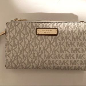 Michael Kors Adele Logo Smartphone Wallet
